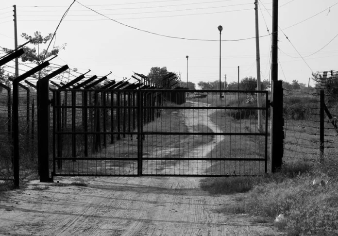 "На кордоні блукають янкі і не знають, що ми поряд", або Найвеселіша межа у світі!