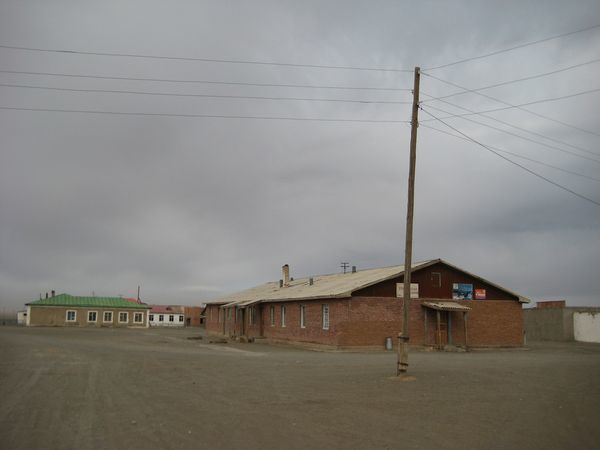 Mongolia / Gobi.  Iolyn US $ e Dalanzadgad